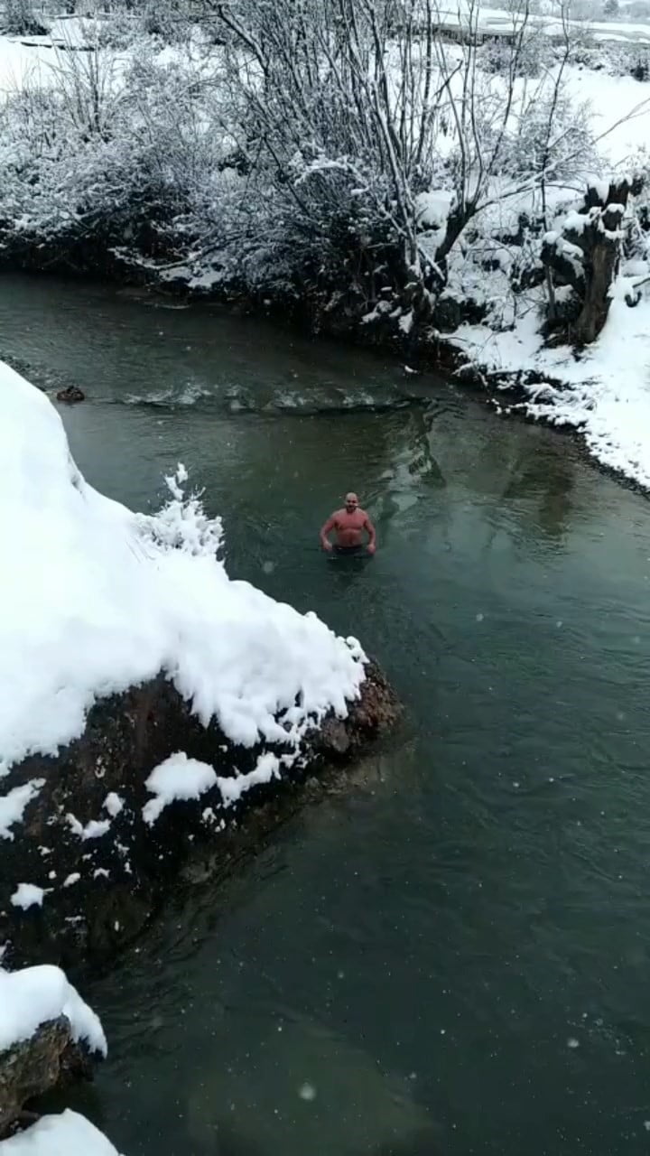 TUNCELİ’NİN ÇEMİŞGEZEK İLÇE MERKEZİNİN HEMEN YANI BAŞINDAN GEÇEN TAĞAR ÇAYI, YOĞUN KAR YAĞIŞININ...