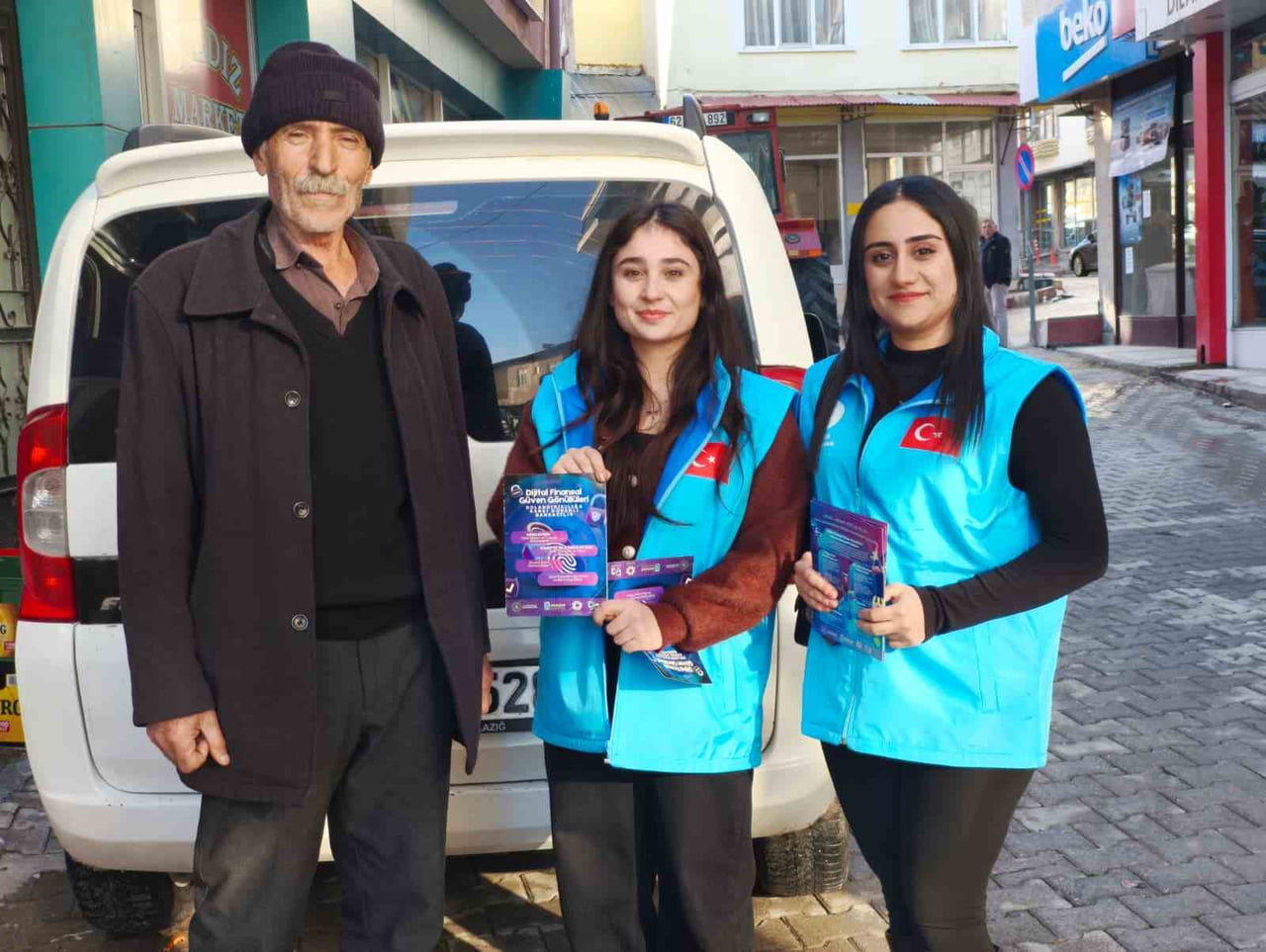 TUNCELİ’NİN ÇEMİŞGEZEK İLÇESİNDE GÖNÜLLÜ GENÇLER, ÖZELLİKLE YAŞLI VATANDAŞLARI HEDEF ALAN DİJİTAL...