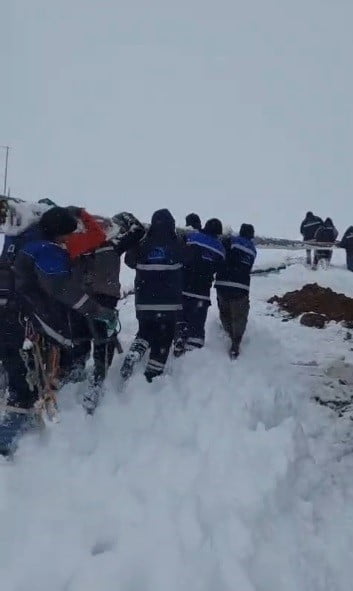 TUNCELİ’NİN KACARLAR KÖYÜ BÖLGESİNDE BUZ YÜKÜ NEDENİYLE YIKILAN ENERJİ HATTININ YENİDEN DEVREYE...