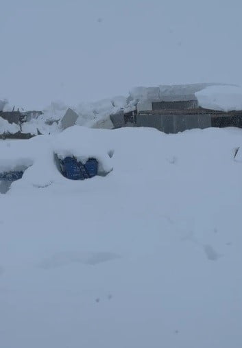 TUNCELİ’NİN OVACIK İLÇESİNDE ETKİLİ OLAN YOĞUN KAR YAĞIŞI NEDENİYLE BİR İŞ YERİNİN ÇATISI...