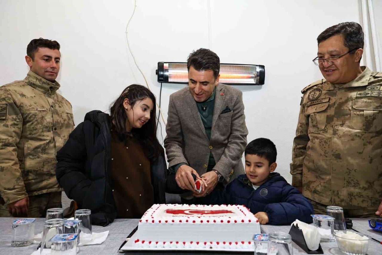 TUNCELİ VALİSİ ŞEFİK AYGÖL’ÜN YENİ YIL DOLAYISIYLA ZİYARET ETTİĞİ ŞEHİT J. ER ÖZKAN ÖZDEN YAŞAM...