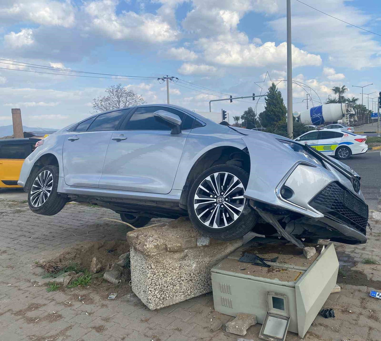 TURGUTLU'DA DİREKSİYON HAKİMİYETİNİ KAYBEDEN SÜRÜCÜ REFÜJE ÇIKTI