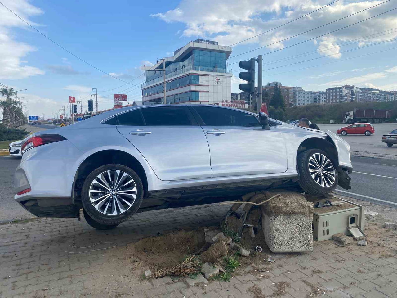 TURGUTLU'DA DİREKSİYON HAKİMİYETİNİ KAYBEDEN SÜRÜCÜ REFÜJE ÇIKTI