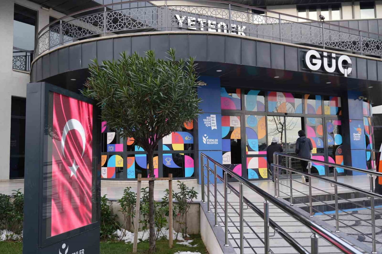 TÜRK BAYRAĞINA YÖNELİK YAPILAN ÇİRKİN SALDIRININ ARDINDAN ESENLER BELEDİYESİ, İLÇENİN DÖRT BİR...