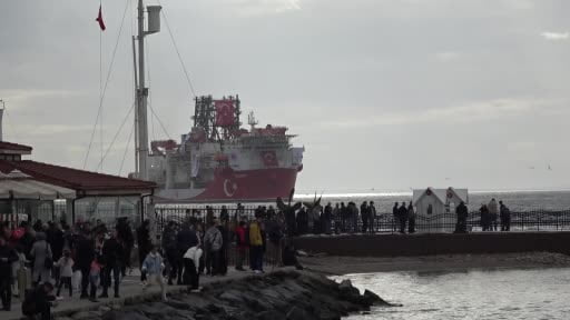Türk sondaj gemisi Yıldırım Çanakkale Boğazı’ndan geçti