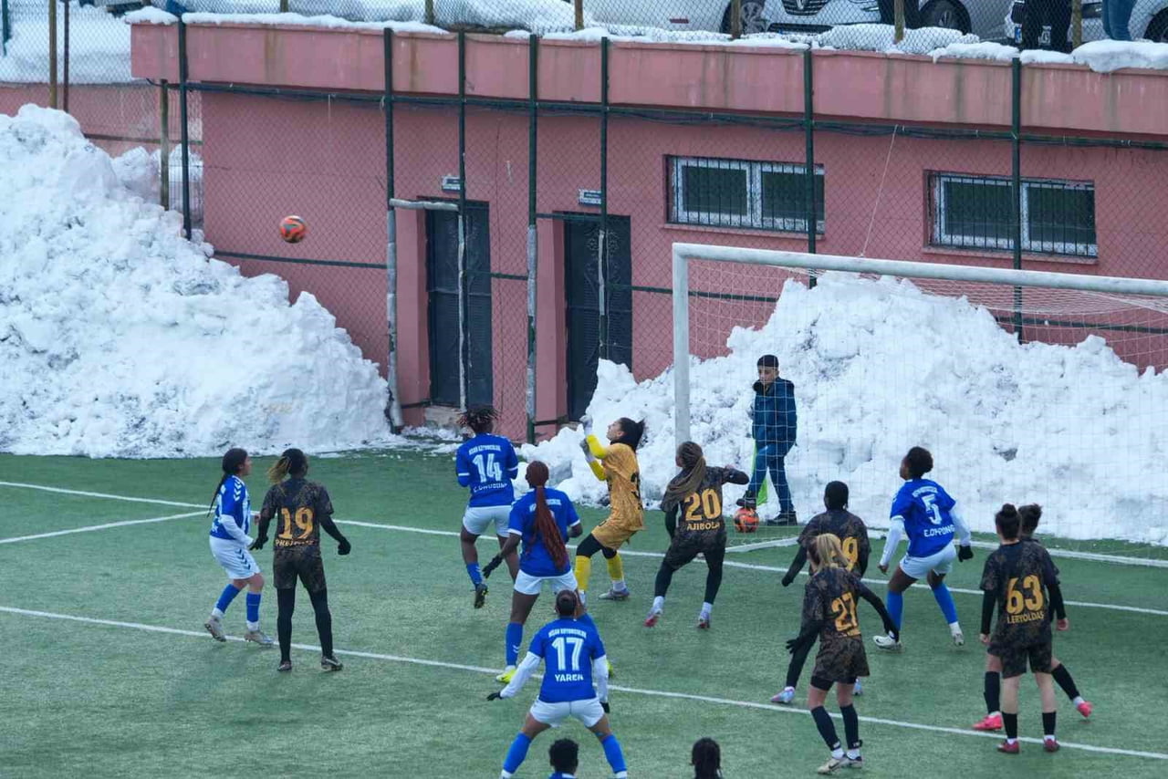 TURKCELL KADIN FUTBOL SÜPER LİGİ'NİN 15. HAFTASINDAHAKKARİGÜCÜ SPOR, EVİNDE GAZİANTEP ALG SPOR'U...