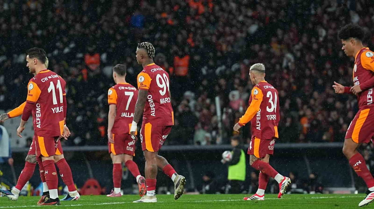 TURKCELL SÜPER KUPA FİNALİNDE FENERBAHÇE'YE YENİLEN GALATASARAY, RAKİBİNE 4 MAÇ SONRA MAĞLUP...