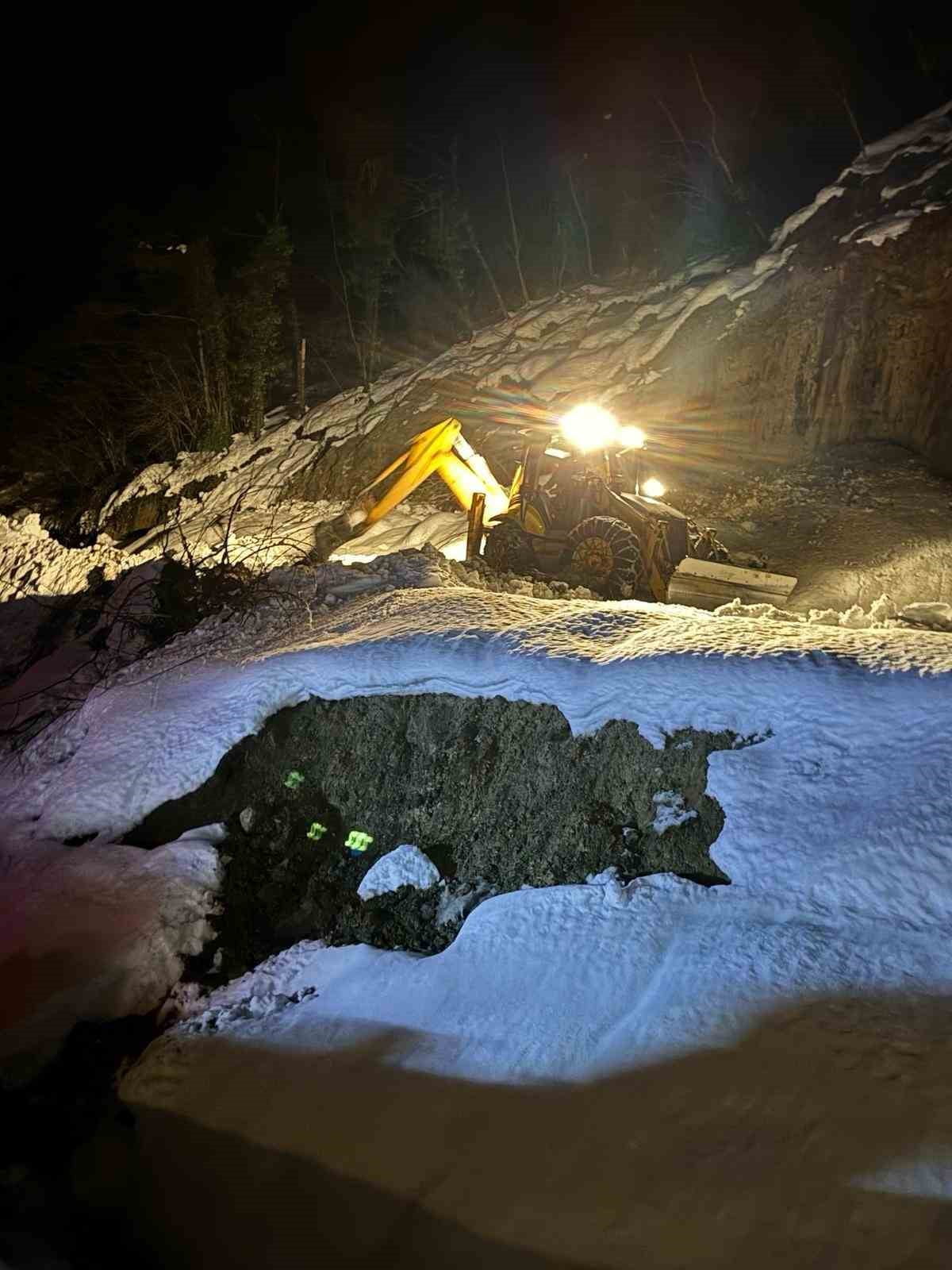 TÜRKELİ'DE HEYELAN: KÖY GRUP YOLU YENİDEN ULAŞIMA AÇILDI SİNOP'UN TÜRKELİ İLÇESİNDE MEYDANA GELEN...