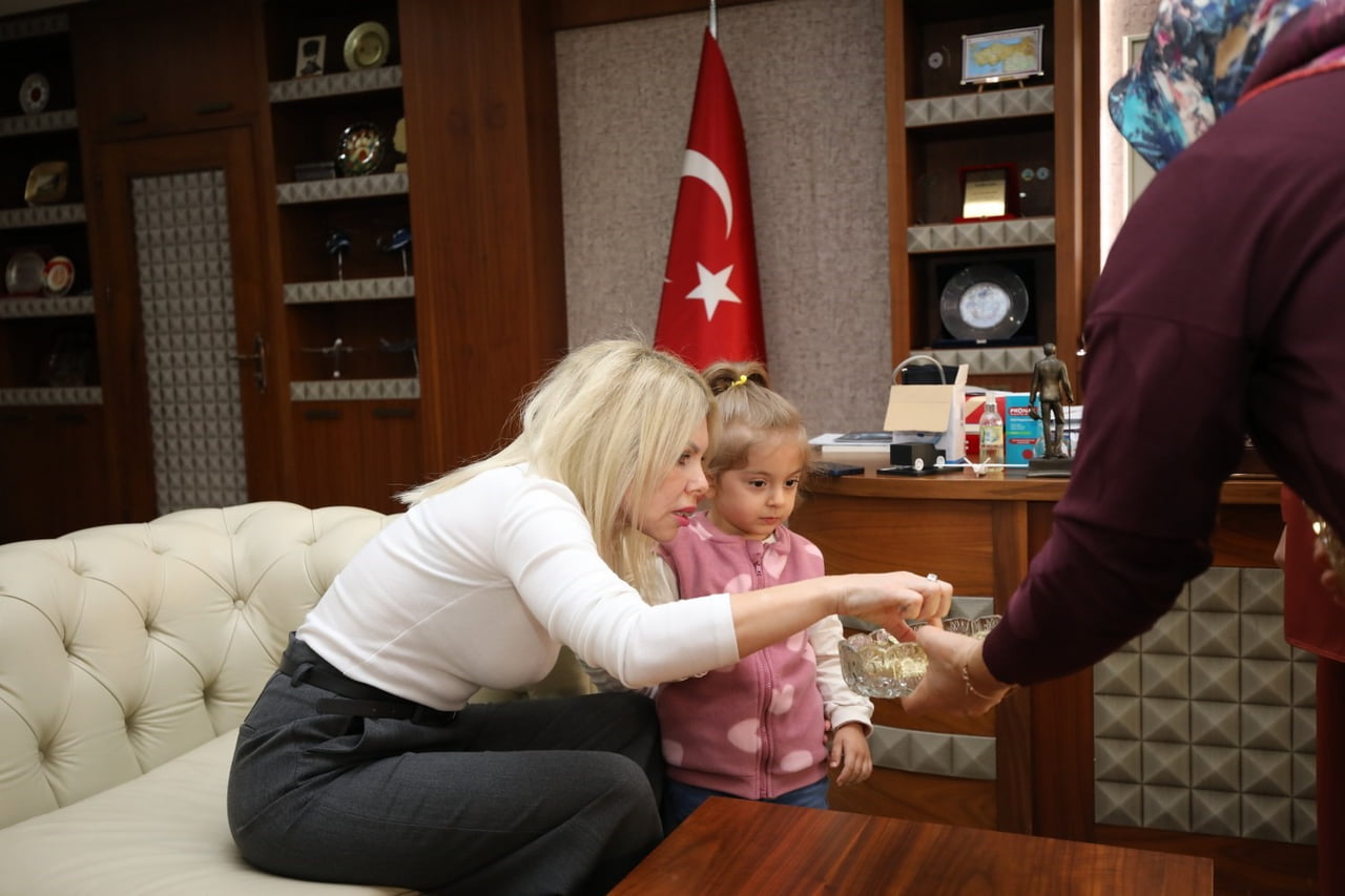 TÜRKİYE'DE İKİNCİ RAHİM NAKLİYLE DÜNYAYA GELEN ÖZLENEN BEBEK, REKTÖR PROF. DR. ÖZLENEN ÖZKAN İLE...