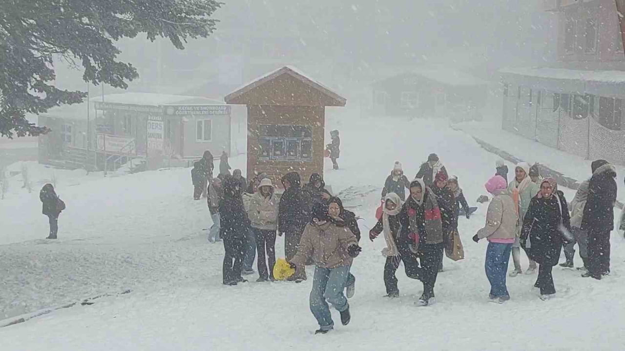 TÜRKİYE'DE KIŞ TURİZMİNİN ÖNEMLİ MERKEZLERİNDEN ULUDAĞ'DA KAR KALINLIĞI, 60 SANTİMETREYİ...