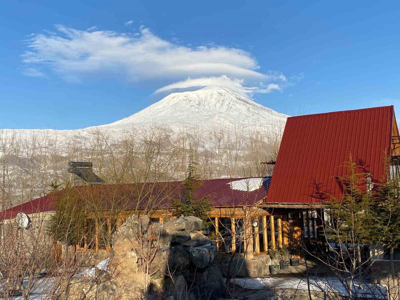 TÜRKİYE'NİN EN YÜKSEK NOKTASI OLAN 5 BİN 137 METRE RAKIMLI AĞRI DAĞI'NIN ZİRVESİNDE OLUŞAN MERCEK...