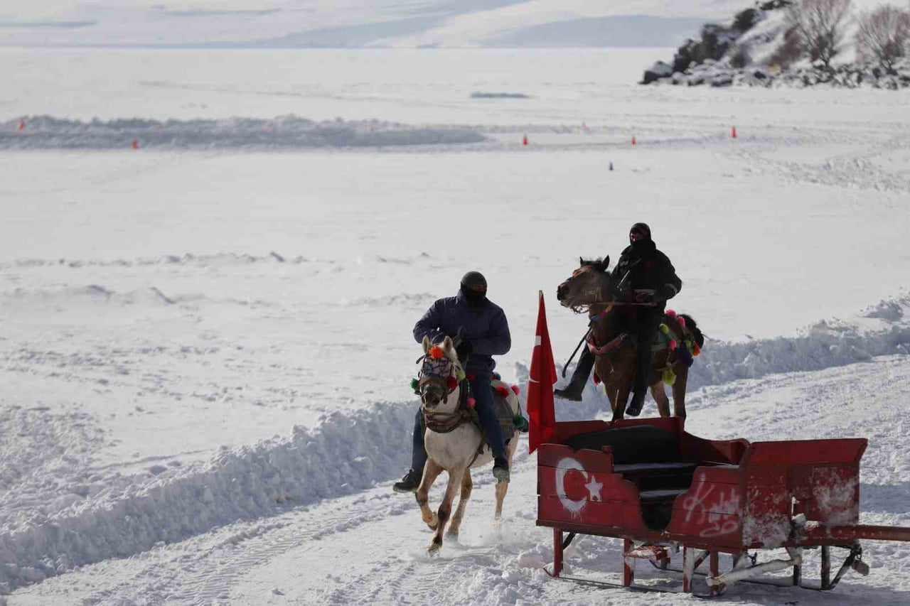 TÜRKİYE'NİN ÖNEMLİ TURİZM MERKEZLERİNDEN OLAN ARDAHAN'DAKİ ÇILDIR GÖLÜ, SAHİP OLDUĞU DOĞAL YAPISI...