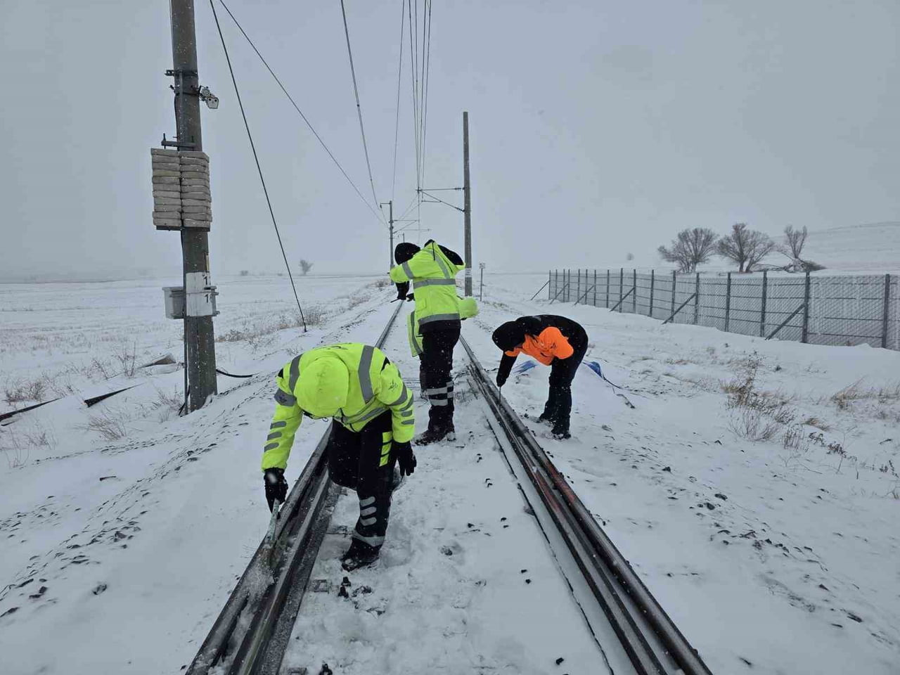 TÜRKİYE CUMHURİYETİ DEVLET DEMİRYOLLARI (TCDD) EKİPLERİ, ÜLKE GENELİNDEKİ KAR YAĞIŞLARININ...