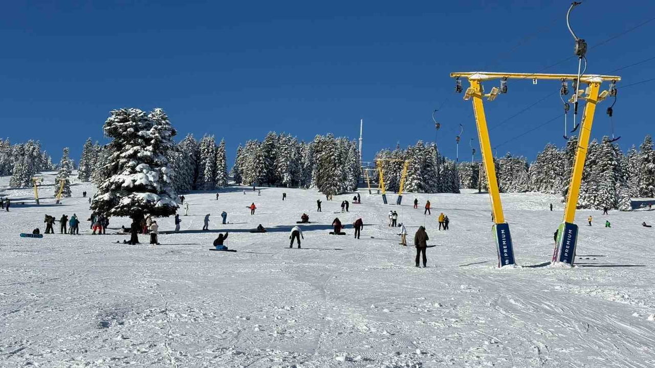 TÜRKİYE GENELİNDE OKULLARIN SÖMESTR TATİLİNE GİRMESİYLE BİRLİKTE ULUDAĞ ZİRVESİ TURİST AKININA...
