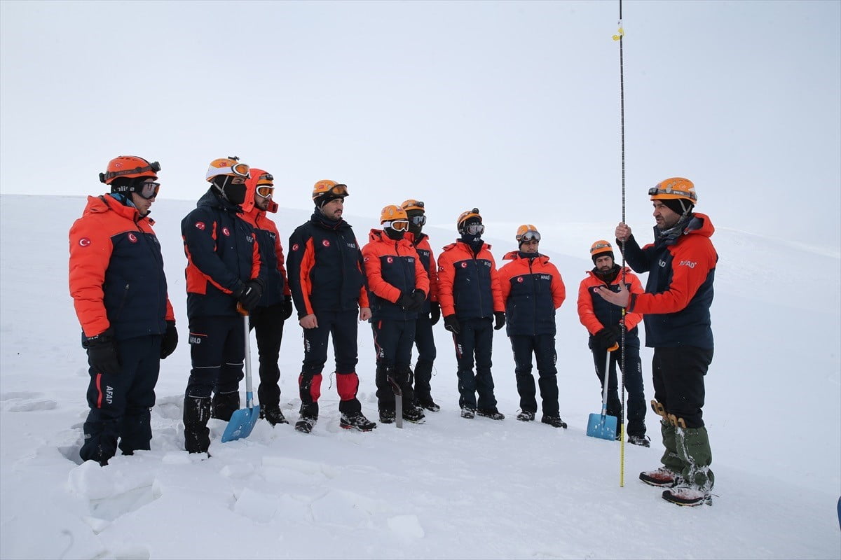 TÜRKİYE’NİN EN FAZLA KAR ALAN İLLERİNDEN BİRİ OLAN VAN’DA, MUHTEMEL ÇIĞ FACİALARININ ÖNÜNE GEÇMEK...