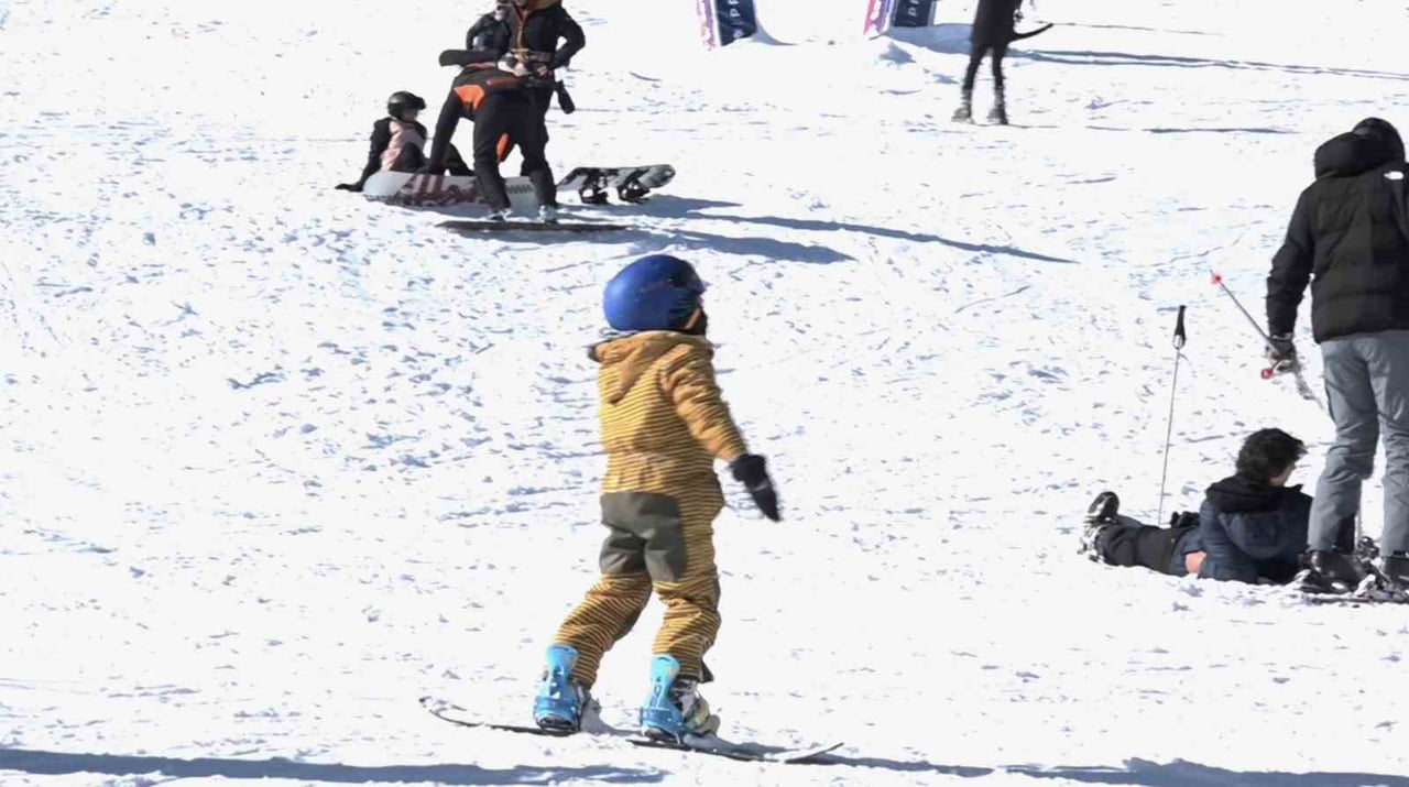 TÜRKİYE’NİN İLK VE EN BÜYÜK KAYAK MERKEZİ OLAN ULUDAĞ’DA SÖMESTİR TATİLİYLE BİRLİKTE YOĞUNLUK...