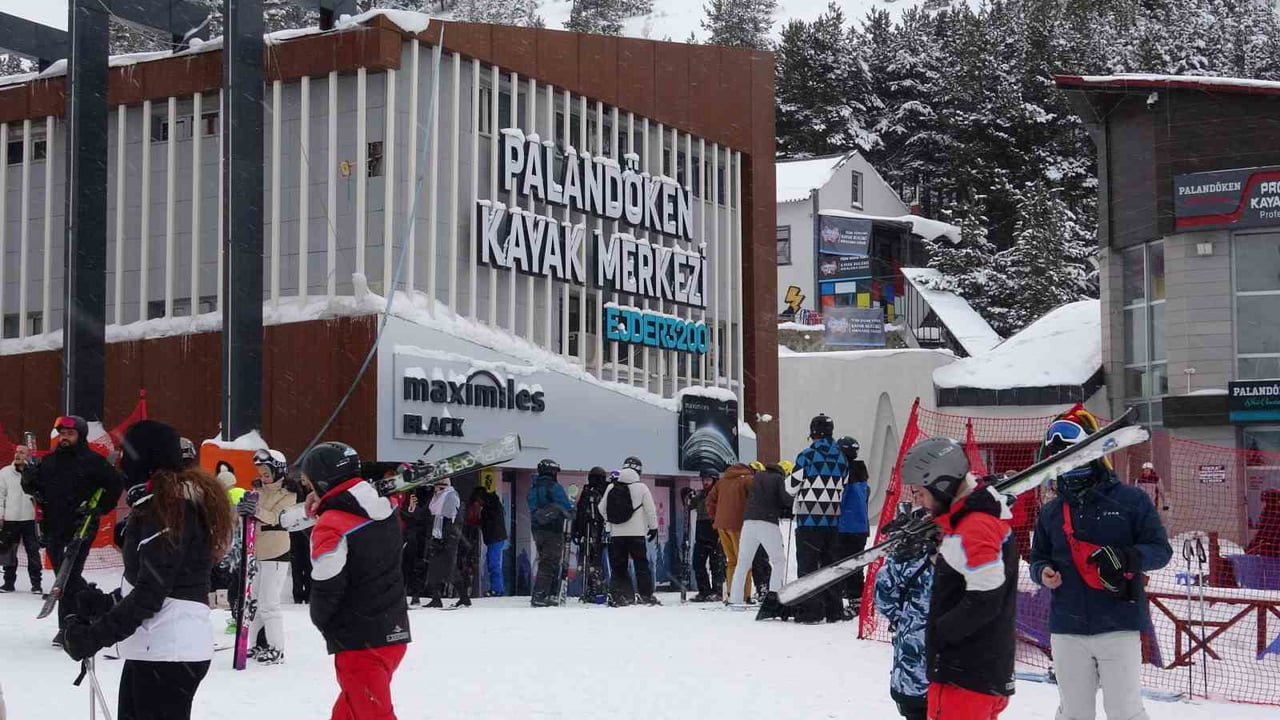 TÜRKİYE’NİN  ÖNEMLİ KAYAK MERKEZLERİNDEN BİRİSİ OLAN PALANDÖKEN, SÖMESTİR TATİLİNDE YOĞUNLUK...