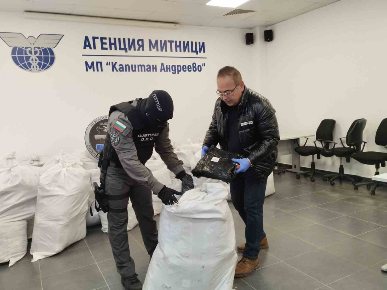 TÜRKİYE’YE SOKULMAK İSTENEN740 KİLO ESRAR  SINIRDA  YAKALANDI