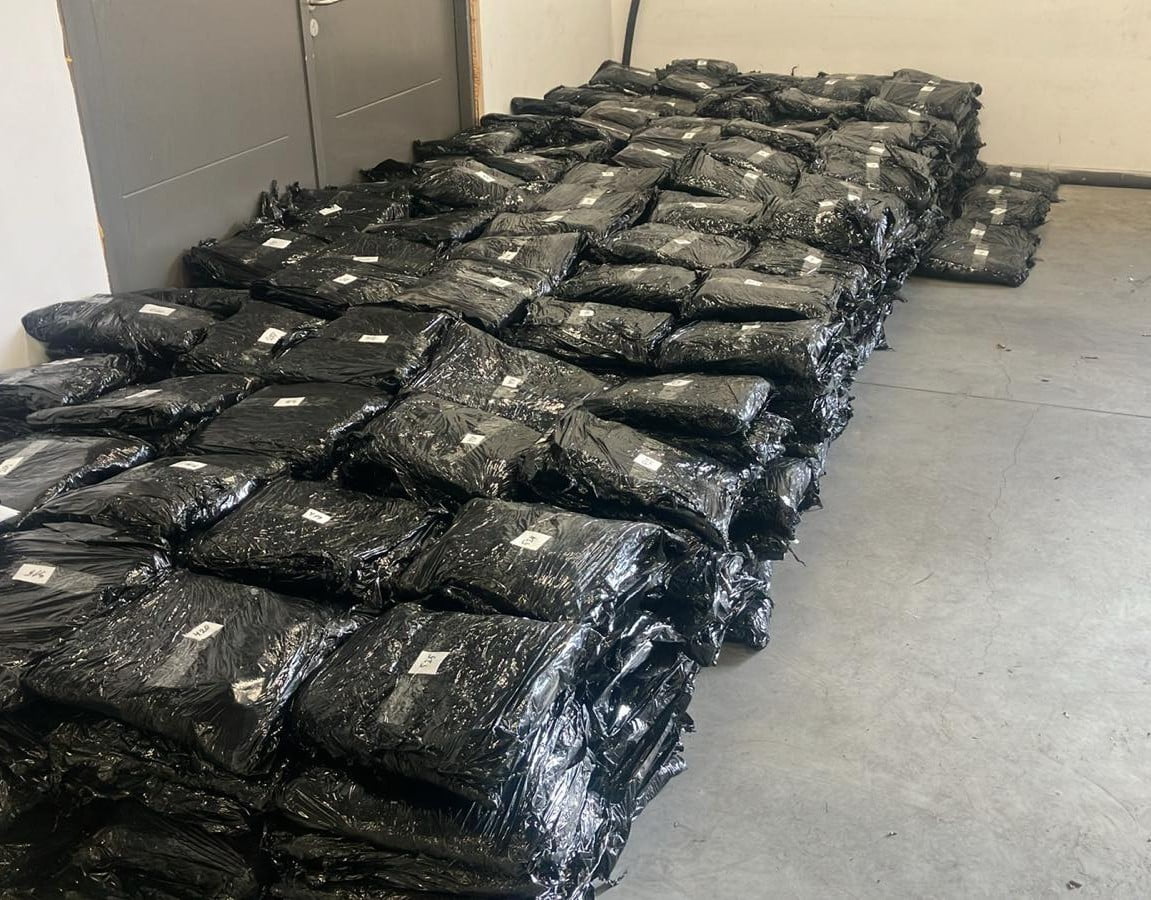 TÜRKİYE’YE SOKULMAK İSTENEN740 KİLO ESRAR  SINIRDA  YAKALANDI