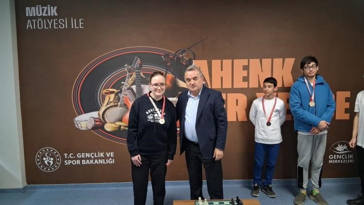 TURNUVA SONUNDA DERECEYE GİREN ÖĞRENCİLERE ÖDÜLLERİNİ TAKDİM EDEN KAYMAKAM ADEM ÖZTÜRK...