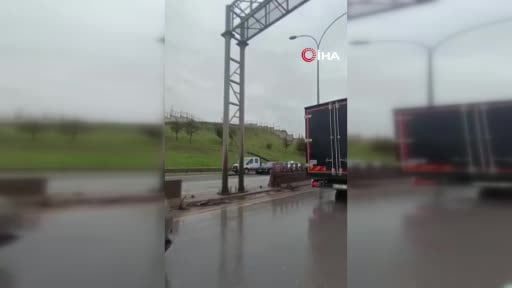 Tuzla'da servis minibüsü park halindeki tıra çarptı: 2'si ağır 13 yaralı