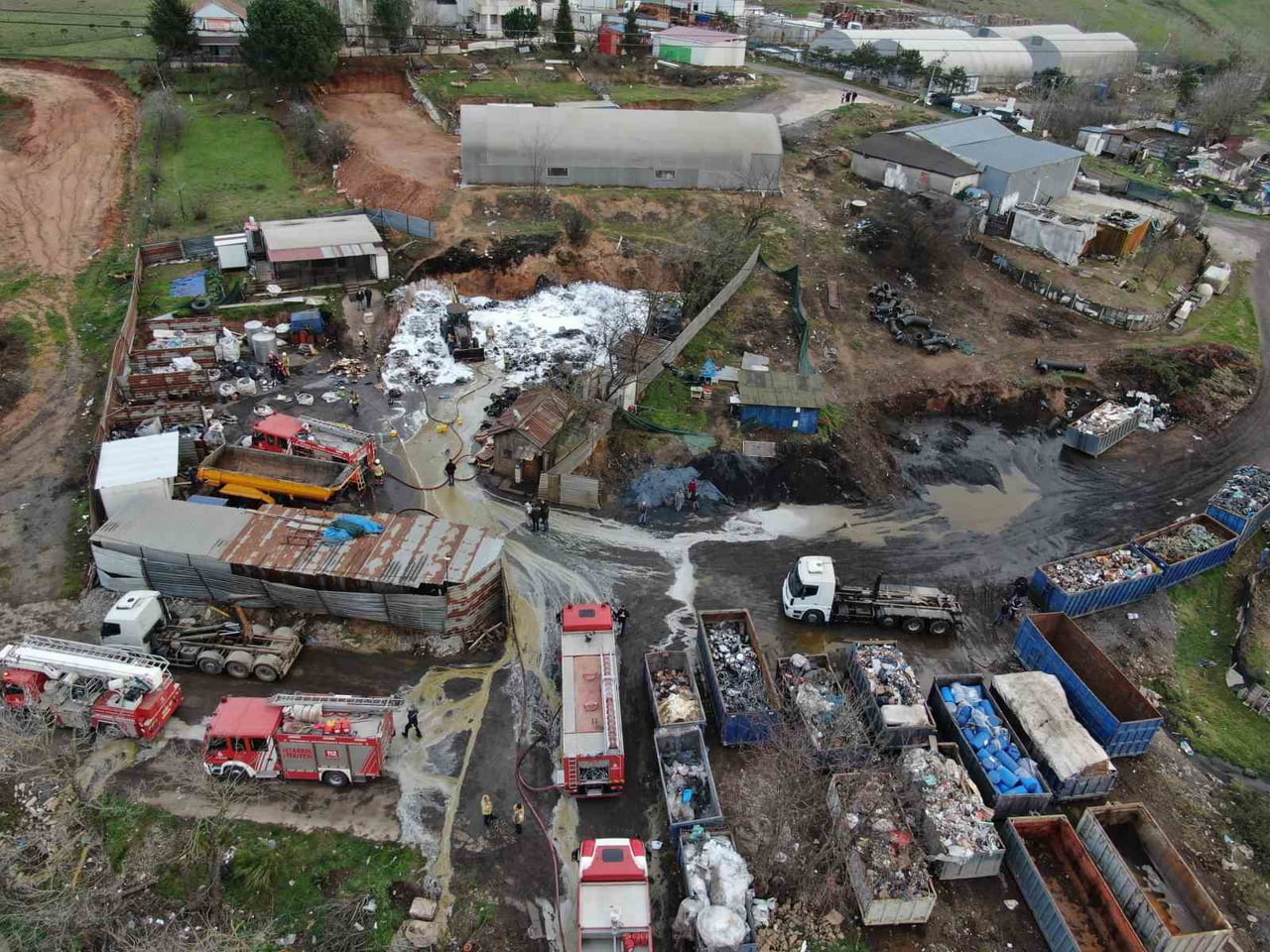 TUZLA'DAKİ GERİ DÖNÜŞÜM DEPOSUNDA ÇIKAN YANGIN NEDENİYLE BÖLGE YOĞUN DUMANLA KAPLANDI. ÇOK SAYIDA...