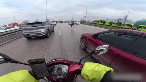 Uçan tekmeler havada çarpıştı, iki sürücü böyle kavga etti