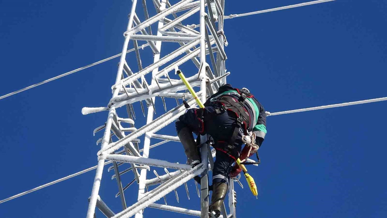 UEDAŞ, ZORLU KIŞ ŞARTLARINA YÖNELİK TÜM ÖNLEMLERİNİ ALDI. SAHA EKİPLERİ, TEKNOLOJİK SİSTEMLERİ VE...