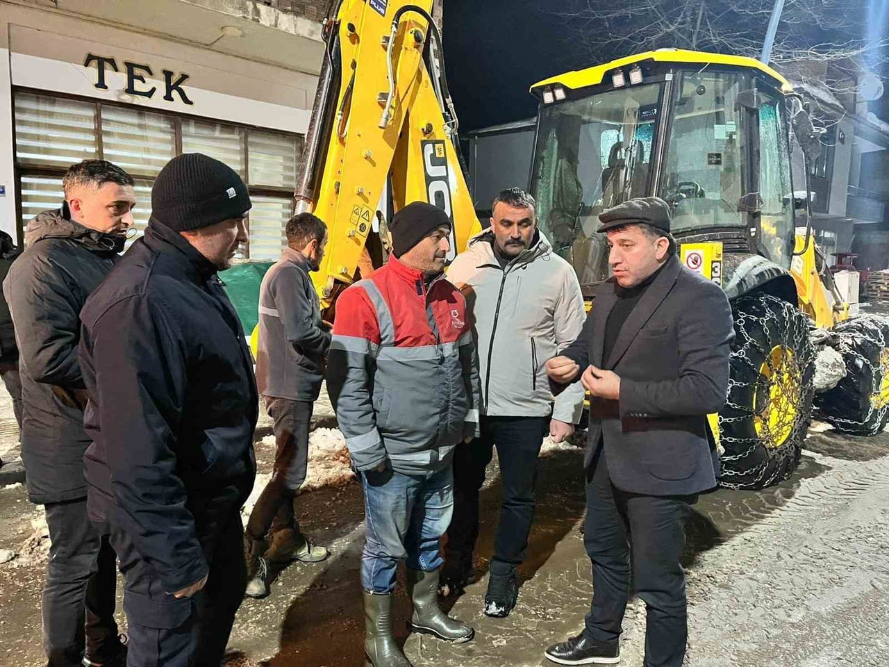 ULUBEY BELEDİYE BAŞKANI İSA TÜRKCAN, KARLA MÜCADELE ÇALIŞMALARININ YÜRÜTÜLDÜĞÜ BAZI NOKTALARDA...