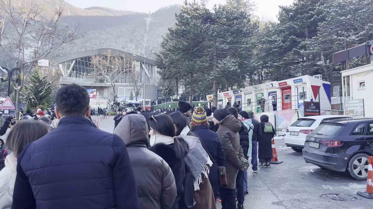 ULUDAĞ’DA ZİRVE YARIŞI: TELEFERİK KUYRUKLARI METRELERCE UZADI