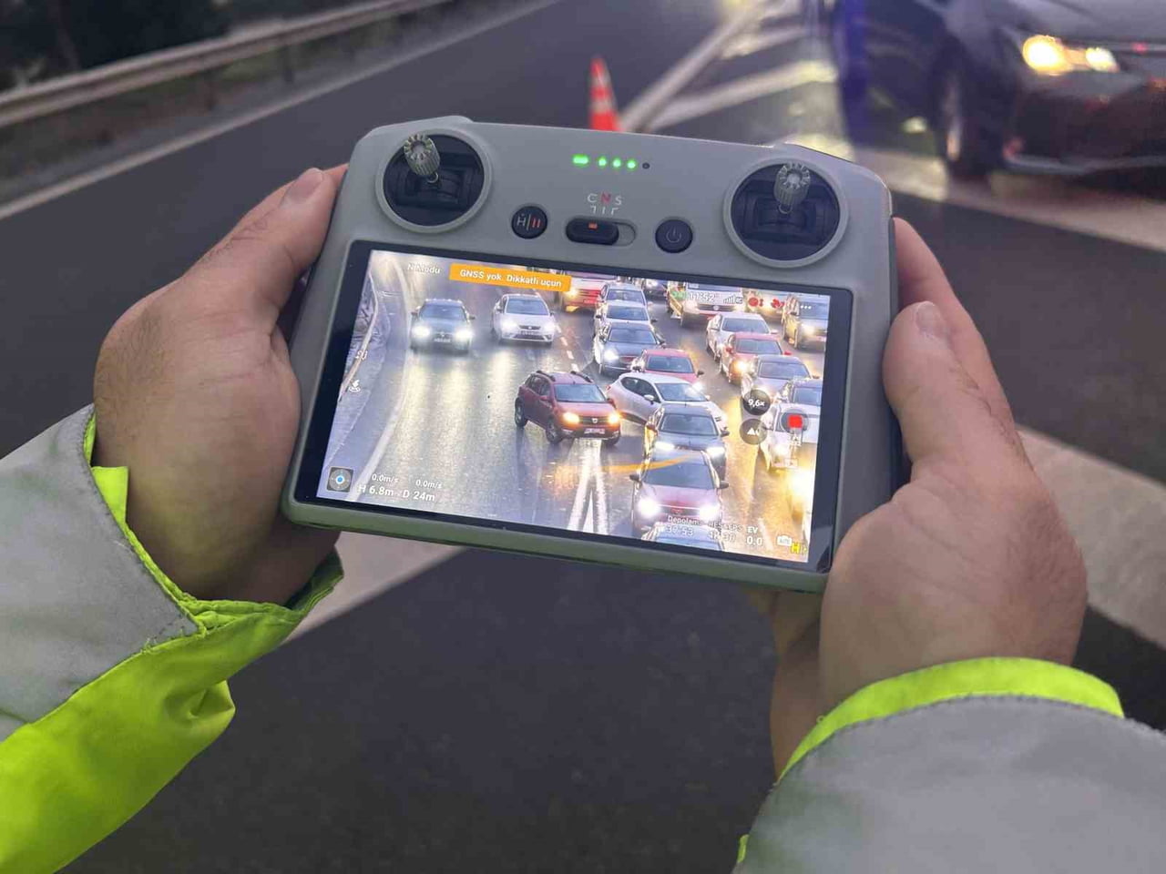 ÜMRANİYE'DE TRAFİK EKİPLERİ TARAFINDAN DRON DESTEKLİ ŞERİT İHLALİ DENETİMİ GERÇEKLEŞTİRİLDİ....