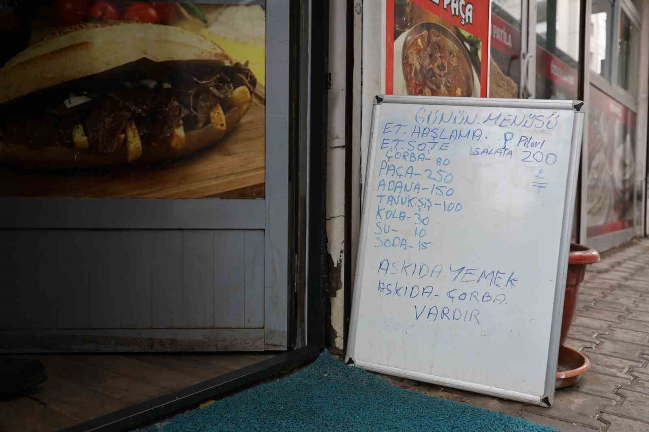 ÜNİVERSİTE MAHALLESİNDEKİ LOKANTANIN GİRİŞİNDE YER ALAN "ASKIDA YEMEK - ASKIDA ÇORBA" ...