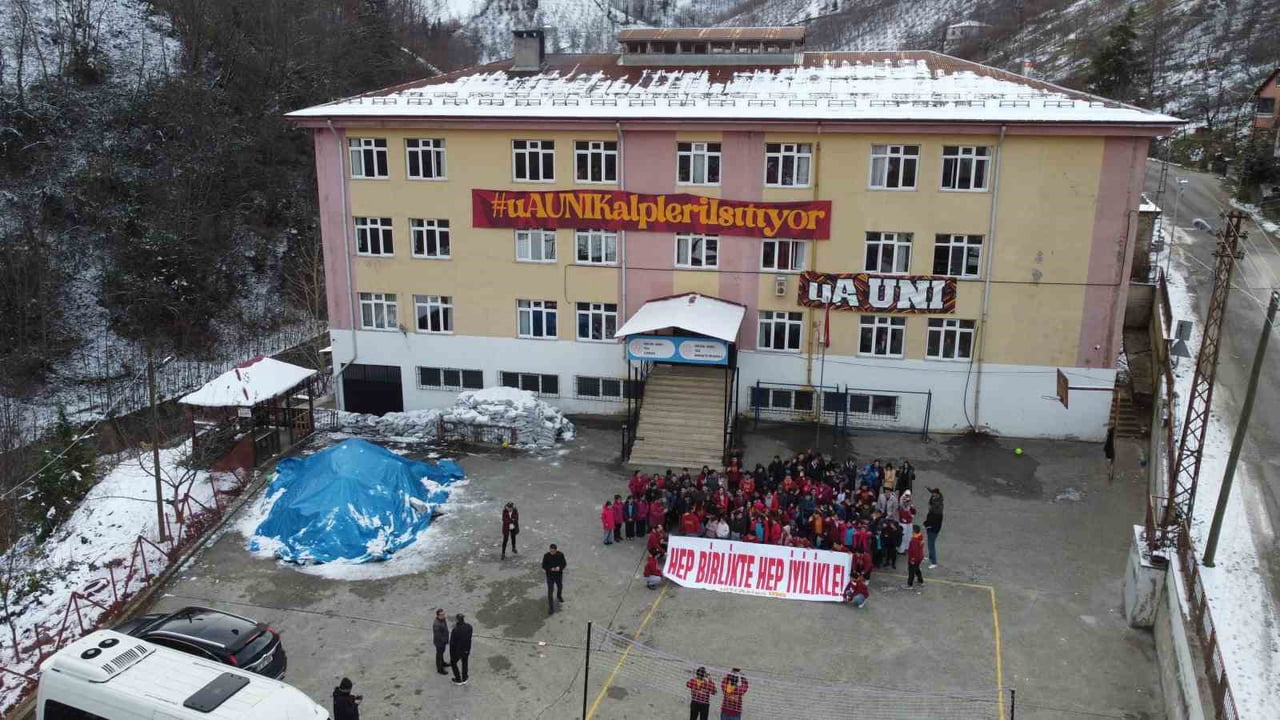 ÜNİVERSİTE ÖĞRENCİLERİNDEN OLUŞAN GALATASARAYLI TARAFTAR GRUBUNDAN, GİRESUN’DA KÖY OKULUNA ANLAMLI...