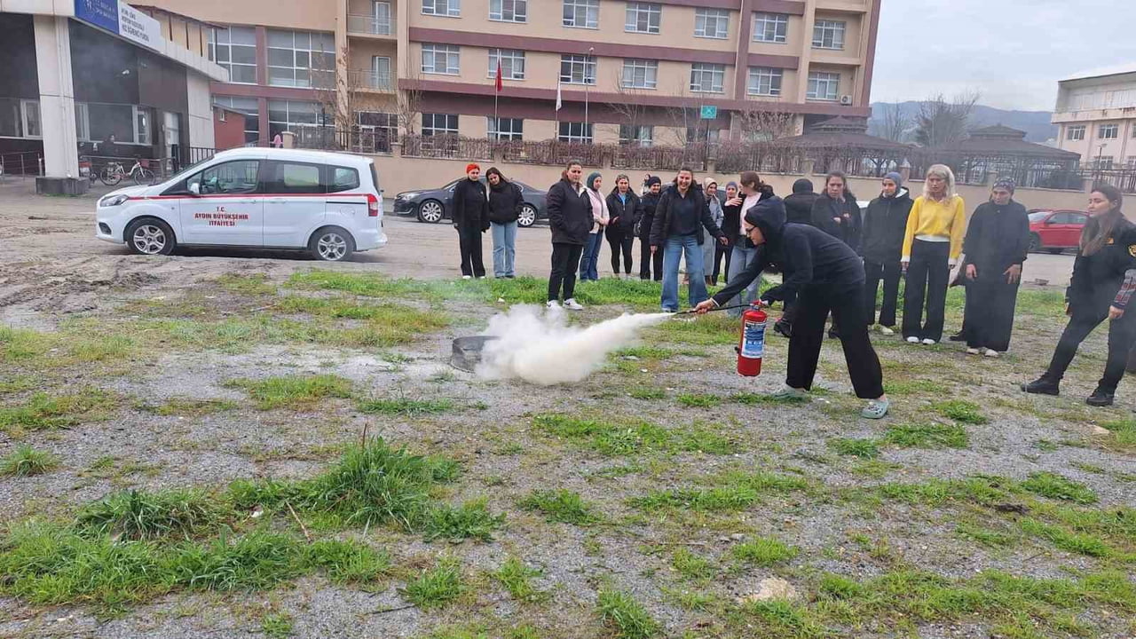 ÜNİVERSİTE ÖĞRENCİLERİNE TEMEL YANGIN EĞİTİMİ