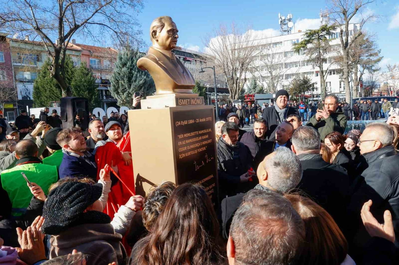 UŞAK'TA İSMET PAŞA CADDESİ'NDE BELEDİYE TARAFINDAN YAPTIRILAN İSMET İNÖNÜ BÜSTÜNÜN AÇILIŞI TÖRENLE...