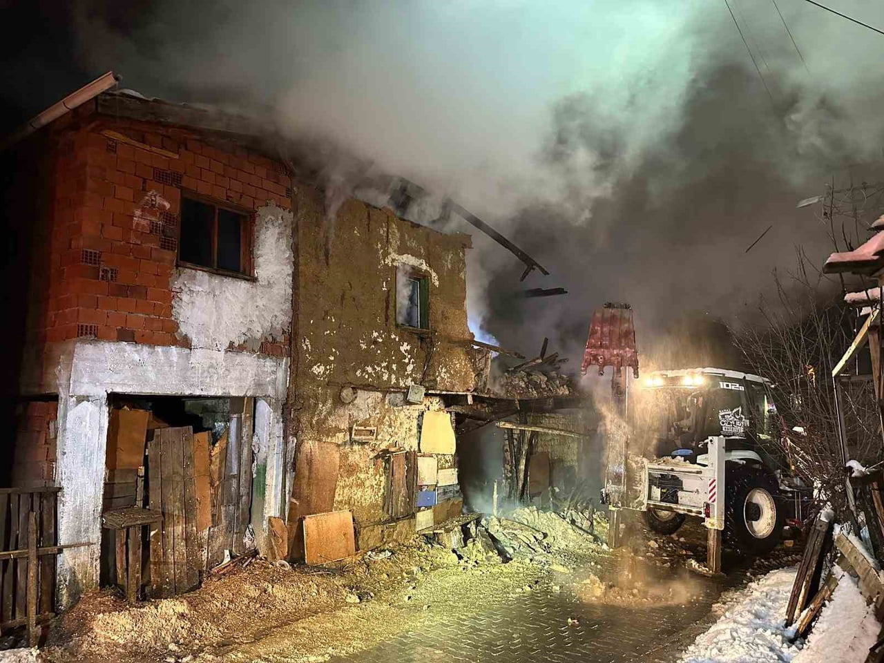 UŞAK’IN BANAZ İLÇESİNE BAĞLI PAŞACIK KÖYÜNDE MEYDANA GELEN EV YANGININDA İKİ KATLI EV KULLANILAMAZ...