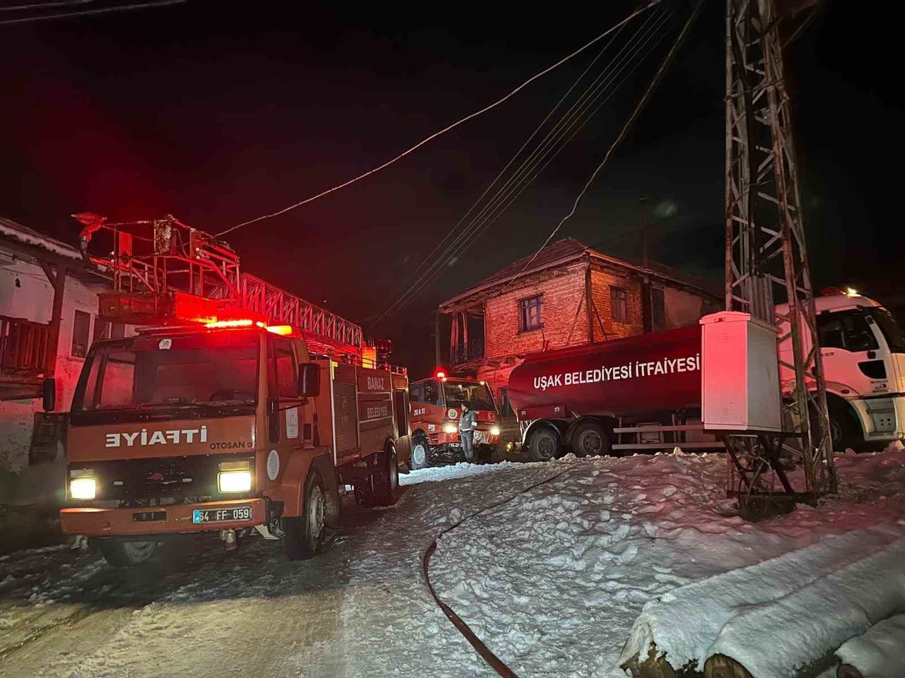 UŞAK’IN BANAZ İLÇESİNE BAĞLI PAŞACIK KÖYÜNDE MEYDANA GELEN EV YANGININDA İKİ KATLI EV KULLANILAMAZ...