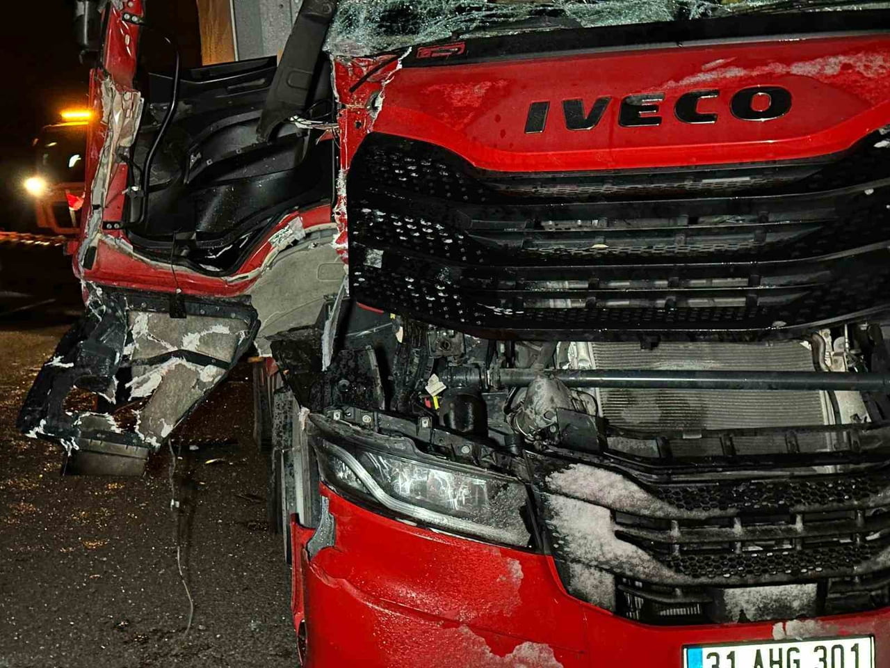 UŞAK’TA 2 TIRIN ÇARPIŞMASI SONUCU 1 SÜRÜCÜ YARALANARAK HASTANEYE KALDIRILDI.