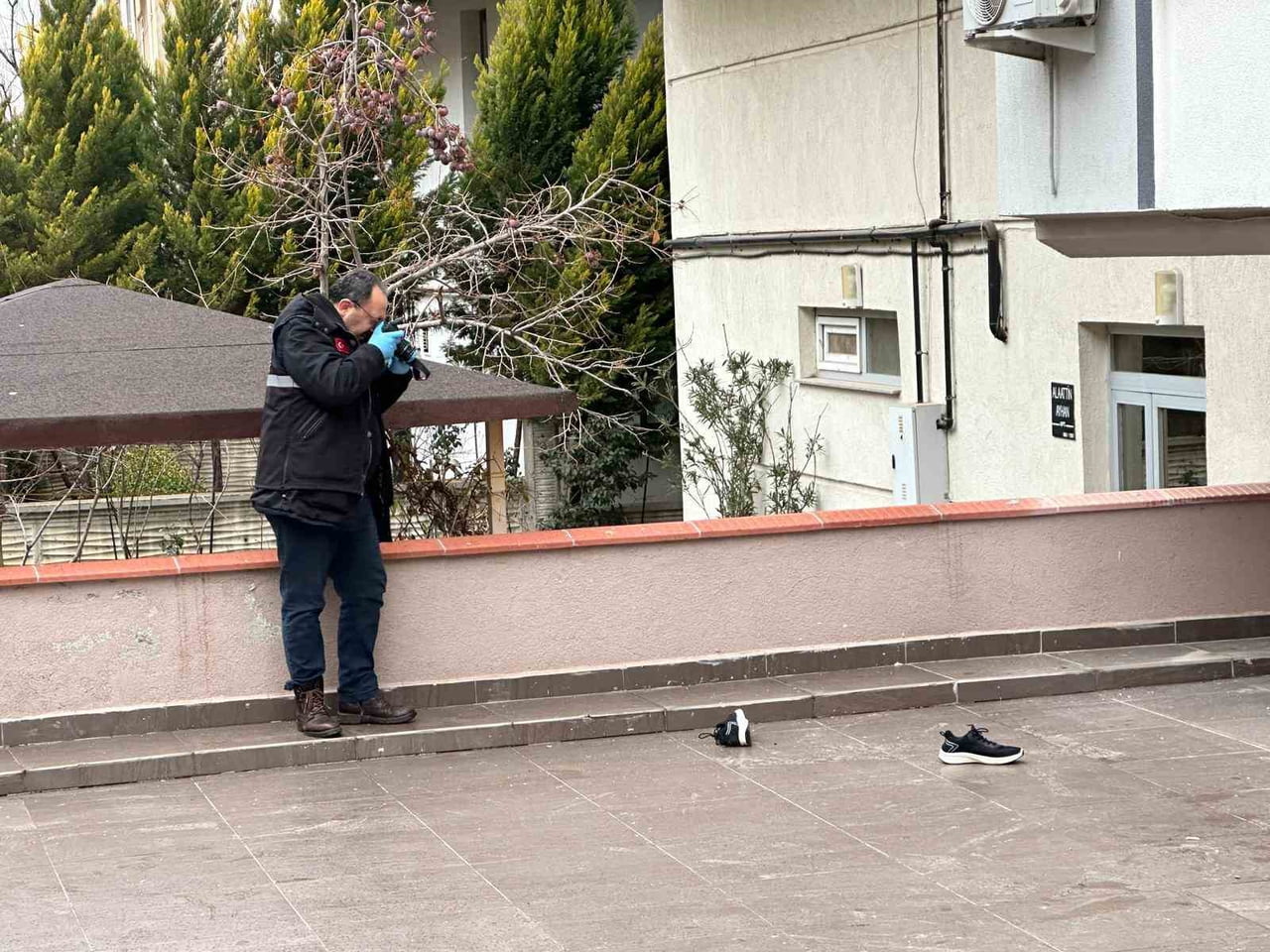 UŞAK’TA ANTEN TAMİRCİSİYLE ÇATIYA ÇIKAN 45 YAŞINDAKİ KİŞİ, DÜŞME SONUCU HAYATINI...