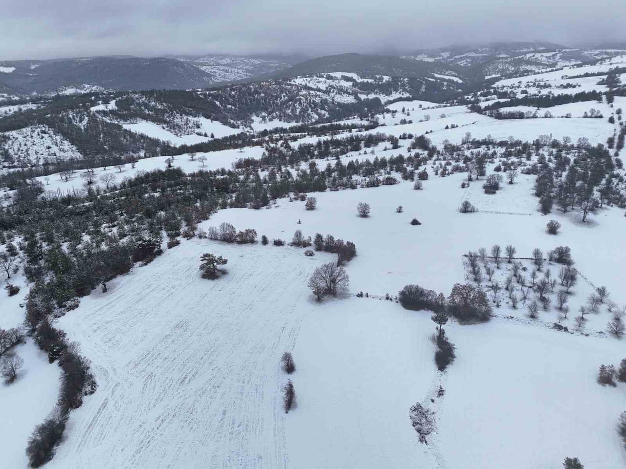 UŞAK’TA HAVA SICAKLIKLARININ DÜŞMESİYLE BİRLİKTE YÜKSEK KESİMLERDE KAR YAĞIŞI ETKİLİ...