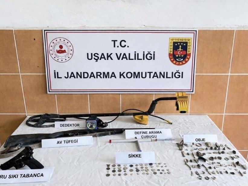 UŞAK’TA JANDARMA EKİPLERİNCE DÜZENLENEN OPERASYONDA ÇOK SAYIDA TARİHİ ESER İLE RUHSATSIZ SİLAH VE...