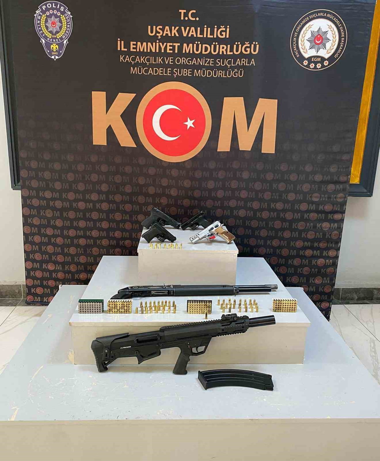 UŞAK’TA SOSYAL MEDYA HESAPLARINDAN SİLAH PAYLAŞIMLARI YAPAN ŞAHSIN 2 ADRESİNE DÜZENLENEN EŞZAMANLI...