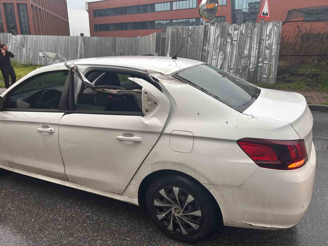 ÜSKÜDAR'DA HAFRİYAT KAMYONUNUN AÇILAN DAMPER KAPAĞI YAYAYA VE ARAÇLARA ÇARPTI