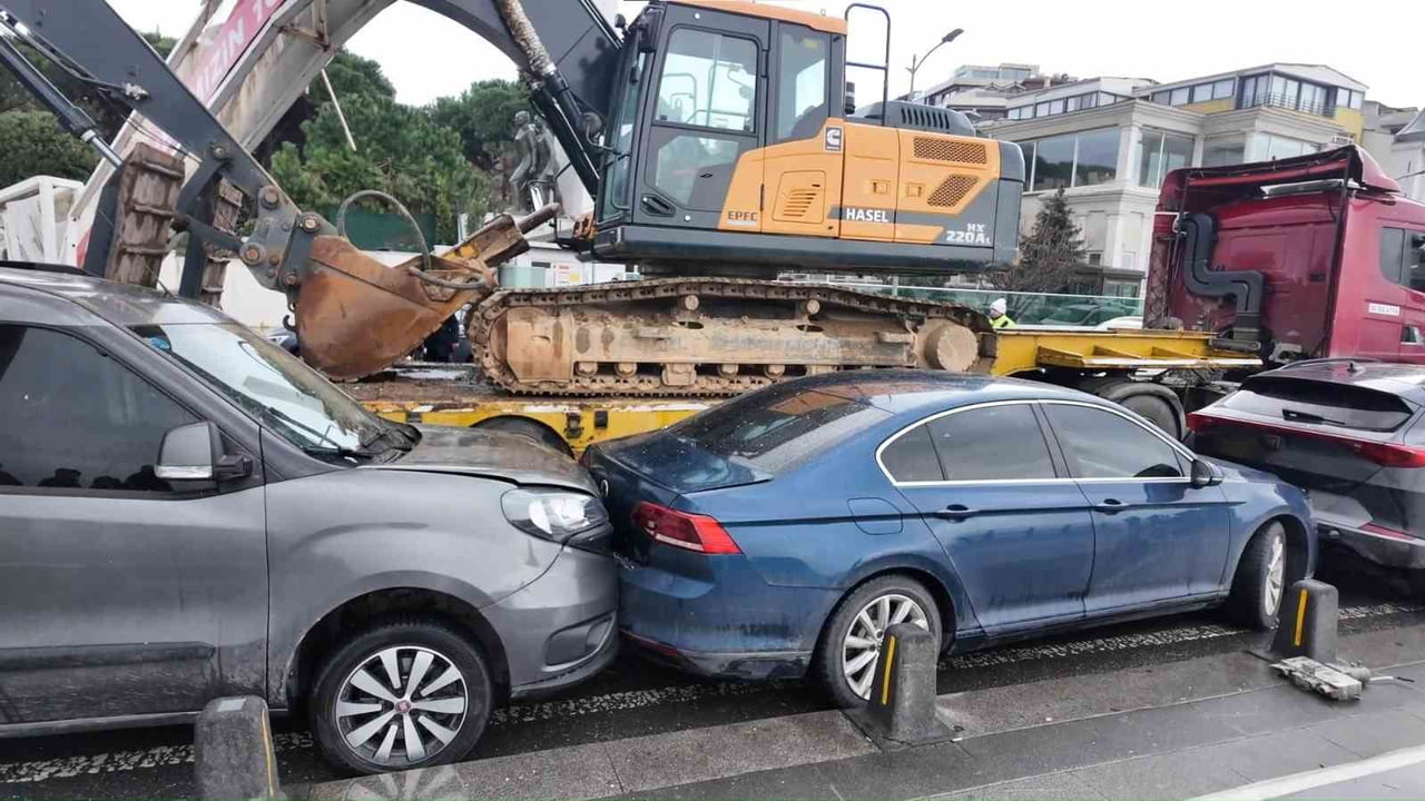 ÜSKÜDAR’DA SEYİR HALİNDE BULUNAN BİR TIRIN ÜSTÜNDE TAŞINAN EKSKAVATÖRÜN YOL ÜZERİNDEKİ TABELAYA...