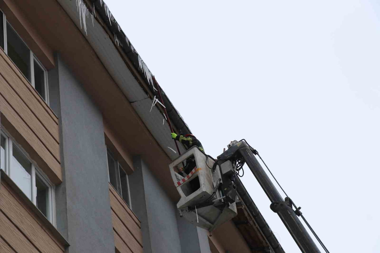 UZAYAN VE TEHLİKE ARZ EDEN BUZ SARKITLARINA İTFAİYE EKİPLERİ MÜDAHALE ETTİ.