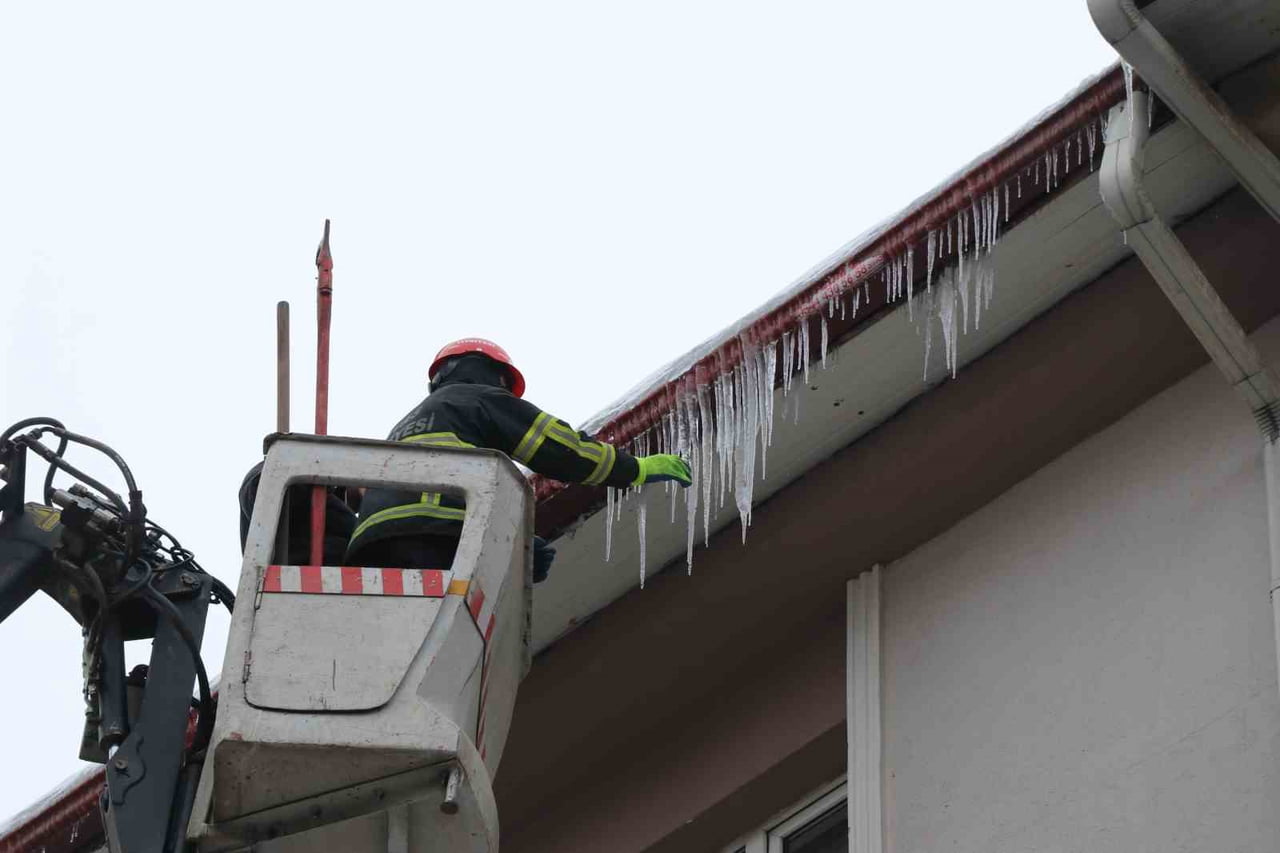 UZAYAN VE TEHLİKE ARZ EDEN BUZ SARKITLARINA İTFAİYE EKİPLERİ MÜDAHALE ETTİ.