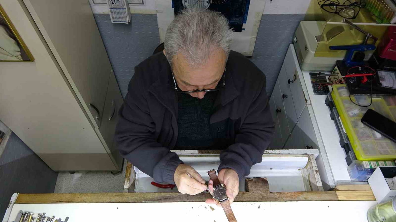 UZUN YILLARDIR BOZULAN SAATLERİ TAMİR EDİP, ZAMANIN TEKRAR İLERLEMESİNİ SAĞLAYAN SAATÇİLERİN...