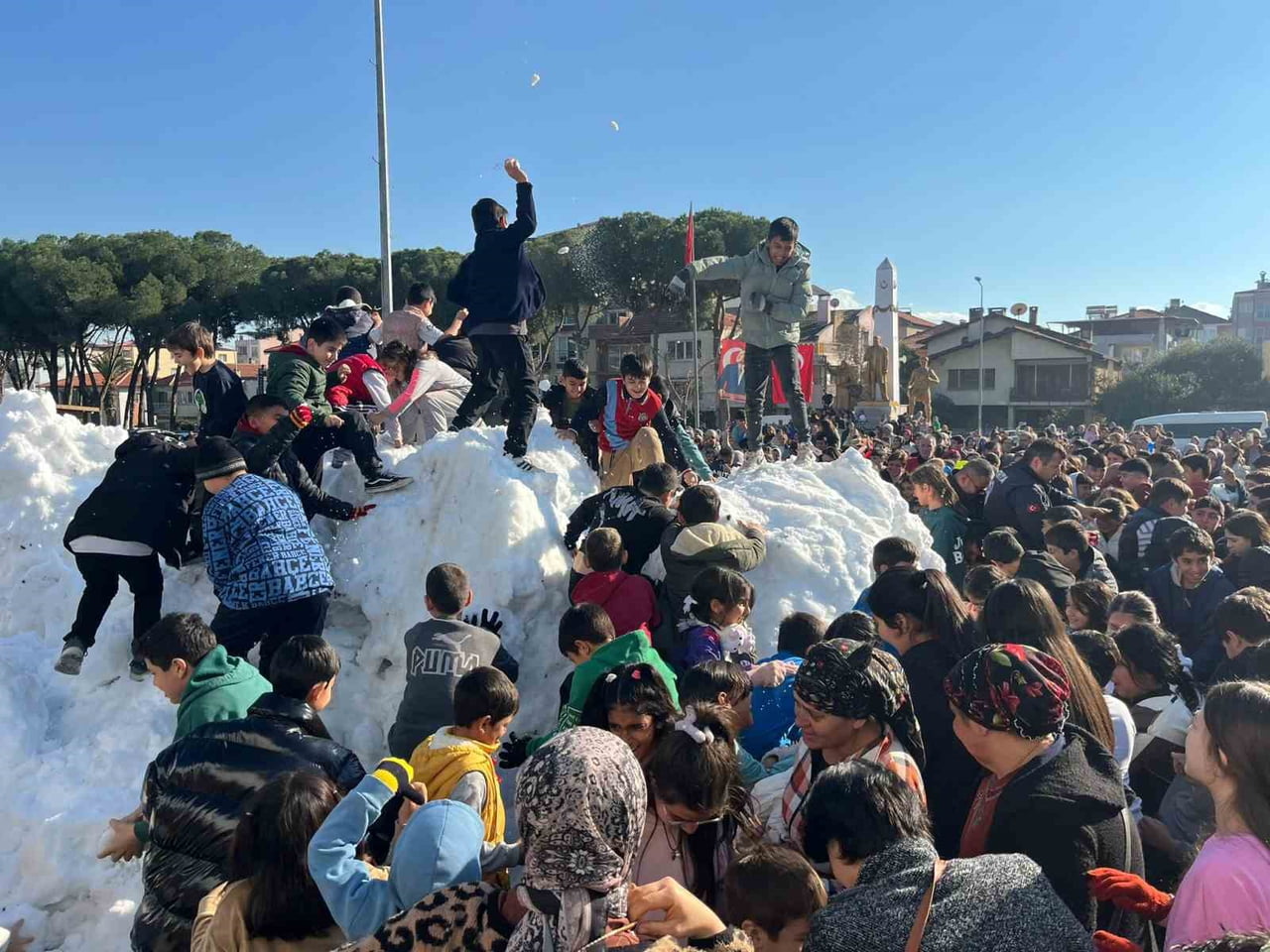 UZUN YILLARDIR KAR YAĞIŞI GÖRÜLMEYEN AYDIN’IN GERMENCİK İLÇESİNDE, YARIYIL TATİLİNE GİREN...