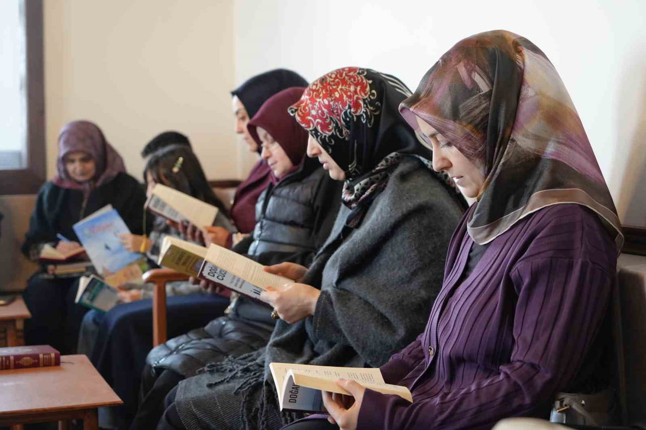 UZUN YILLARDIR KİTAP OKUMAK VE OKUDUKLARI KİTABI MÜZAKERE VE MÜTALAA ETMEK İÇİN BİR ARAYA GELEN EV...