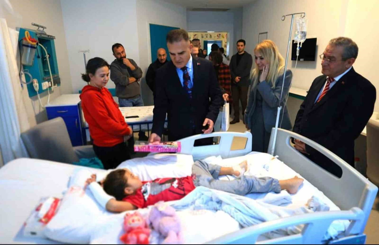 VALİ AKBIYIK YENİ YILI HASTA, YAŞLI VE GÖREV YAPANLARI ZİYARETLER İLE GİRDİ